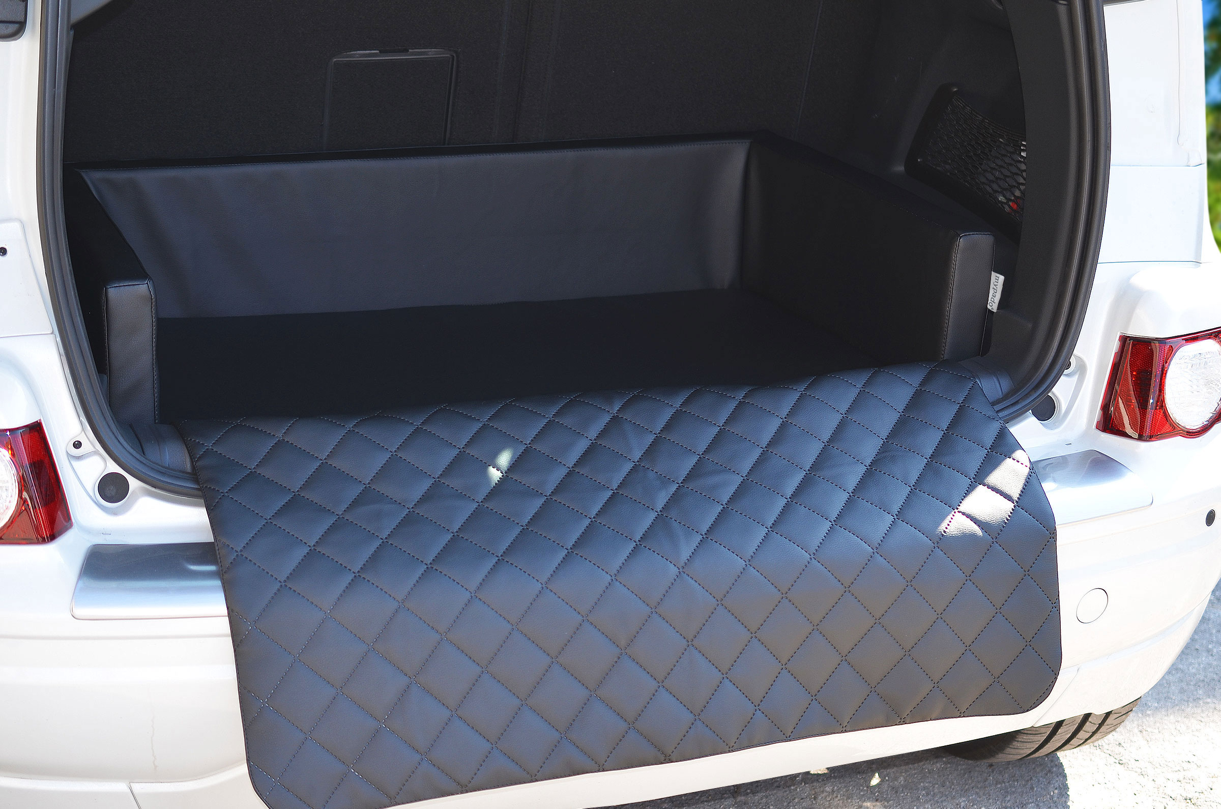 Auto-Hundebett Kofferraum Schutzdecke auch orthopädisch in Schwarz
